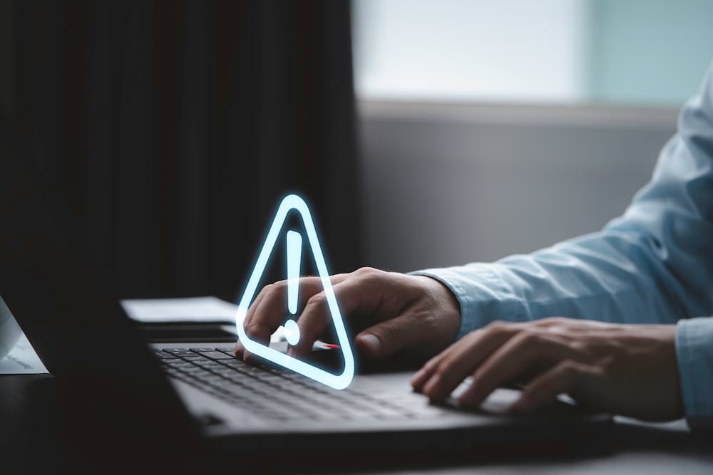 Image de mains d'un homme tapant sur un clavier d'ordinateur